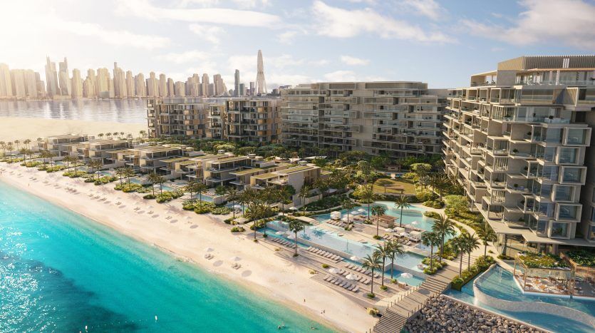 Complexe de luxe en bord de mer avec des appartements modernes surplombant une mer turquoise, doté de plusieurs piscines et de jardins luxuriants des six sens, avec en toile de fond les toits d'une ville lointaine.