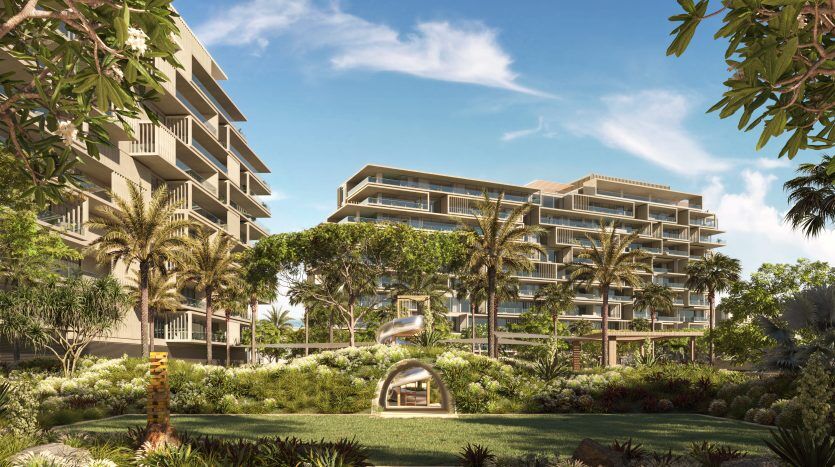 Une image rendue numériquement présentant un complexe d'appartements moderne et luxueux à six sens entouré d'une verdure luxuriante et de grands palmiers, sous un ciel bleu clair.