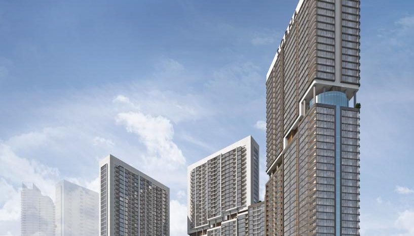 Rendu numérique de « The Crest Dubai », un complexe de gratte-ciel moderne situé à côté d'un plan d'eau, sous un ciel bleu clair, avec des gens marchant et interagissant au premier plan.