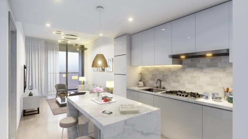 Cuisine et salon modernes avec armoires blanches, comptoir en marbre et appareils électroménagers en acier inoxydable. Il y a aussi une salle à manger avec une lampe élégante au plafond et un coin salon confortable à l'arrière-plan de ce luxueux