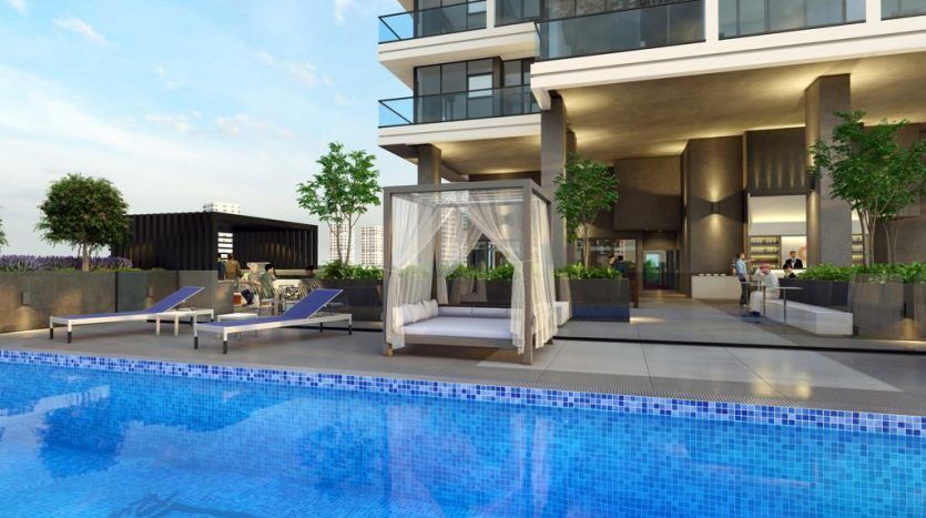 Piscine luxueuse sur le toit avec chaises longues, cabane et vue lointaine sur les bâtiments de la ville pendant la journée. Plusieurs invités se détendent et discutent sur la terrasse au design élégant d'une villa à