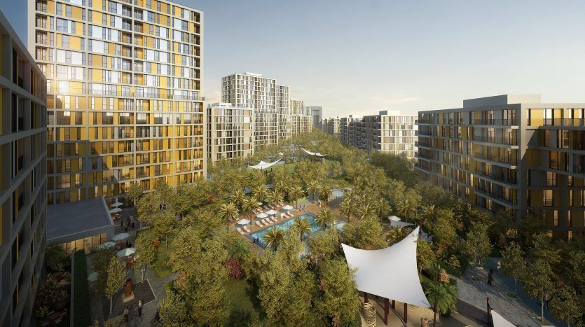 Vue aérienne d'un parc urbain moderne entouré d'immeubles de grande hauteur, comprenant des sentiers pédestres, une verdure luxuriante, une piscine et des personnes profitant du plein air. A proximité, une agence immobilière