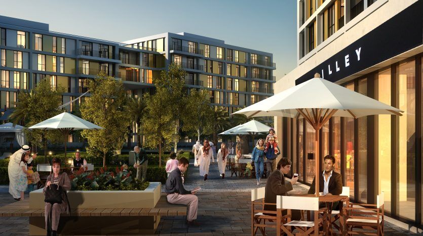 Une scène urbaine dynamique à Dubaï représentant des gens profitant de repas en plein air et se promenant sur une place moderne à l'architecture contemporaine, avec des jardinières luxuriantes et des zones ombragées.