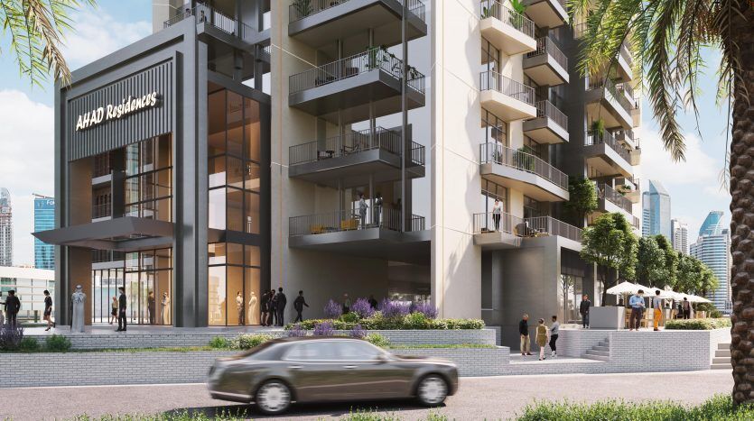 Villa urbaine moderne à Dubaï avec de grandes fenêtres en verre et des balcons spacieux, avec des passants et une voiture passant, sur fond de palmiers paysagers et d'un ciel clair.