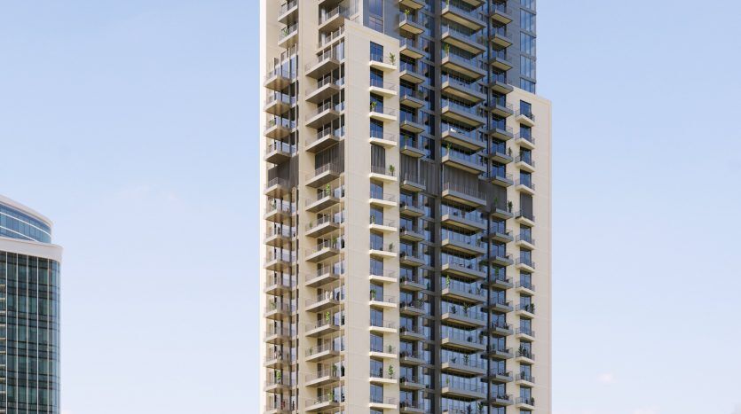 Un immeuble moderne de grande hauteur présentant un mélange de verre et de panneaux texturés, avec des balcons à chaque étage, sur un ciel bleu clair et flanqué d'une verdure luxuriante et d'autres gratte-ciel dans
