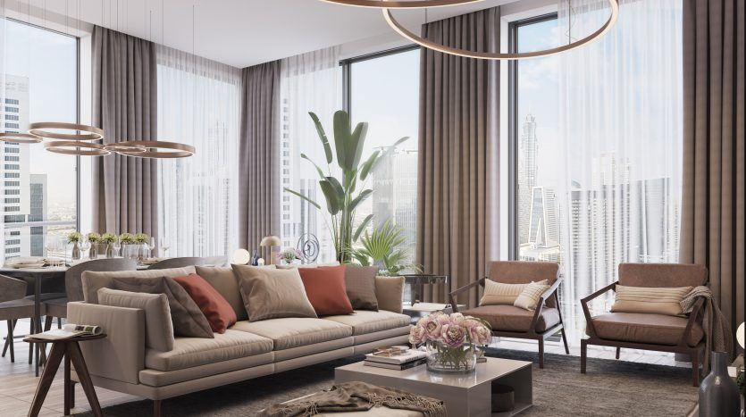 Un salon moderne et élégant dans un appartement de Dubaï comprenant un canapé beige avec des oreillers rouges, deux luminaires ronds suspendus, des baies vitrées avec vue sur la ville et des plantes d'intérieur luxuriantes.