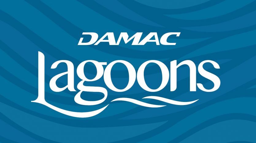 Logo des "lagons damac" en texte stylisé blanc sur fond bleu texturé simulant une eau ondulée, représentant la villa Dubaï.