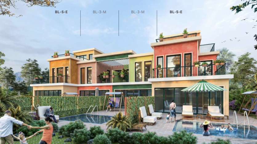Villas modernes de deux étages avec des extérieurs en terre cuite et beige, dotées de toits-terrasses et de balcons verdoyants, donnant sur une piscine commune avec des familles profitant de diverses activités.