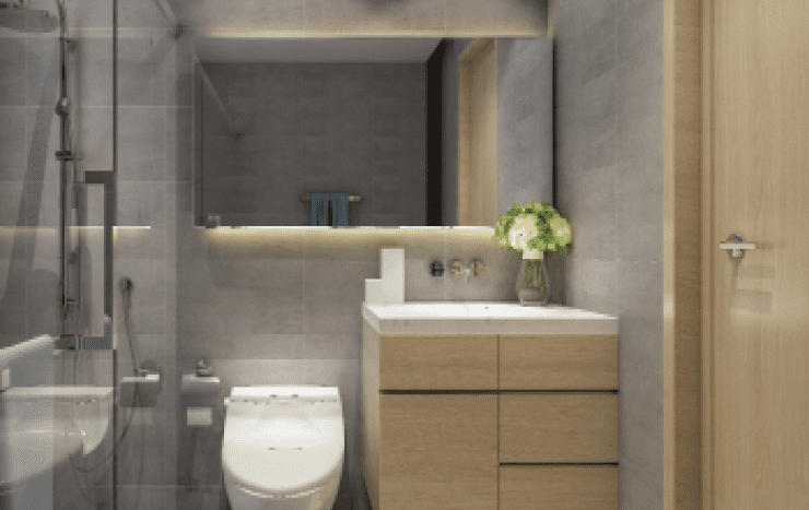 Une salle de bains moderne avec des murs et un sol carrelés gris, comprenant une vasque en bois, un miroir mural, une cabine de douche en verre et des toilettes blanches. Il y a un petit tapis et un vase de fleurs qui ajoutent une touche
