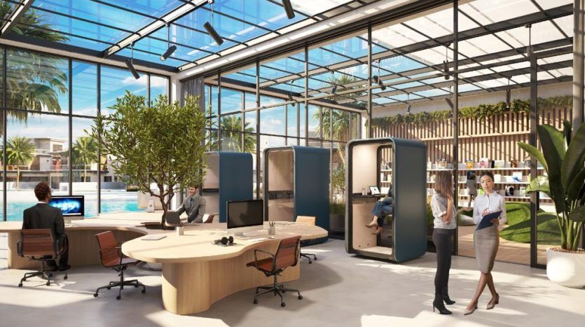 Intérieur de bureau moderne avec de grandes fenêtres, des espaces de travail ouverts et une plante verte luxuriante gérée par une agence immobilière de premier plan à Dubaï. Les employés interagissent et travaillent aux bureaux et aux postes debout sous un environnement lumineux et lumineux.