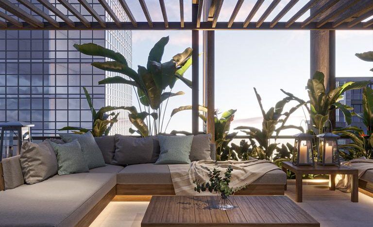 Salon extérieur moderne avec plafond et sol en lattes de bois, plantes vertes luxuriantes et sièges confortables avec coussins gris, sur fond d'appartement de grande hauteur à Dubaï au crépuscule.