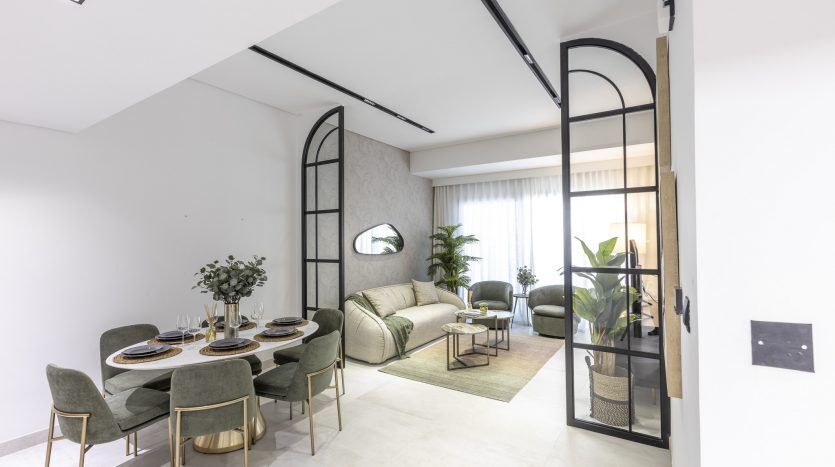 Salle à manger et salon modernes dans une villa à Dubaï avec un décor élégant, comprenant une table à manger pour quatre, un canapé confortable, de grands miroirs et des plantes d'intérieur, dans un espace ouvert et lumineux