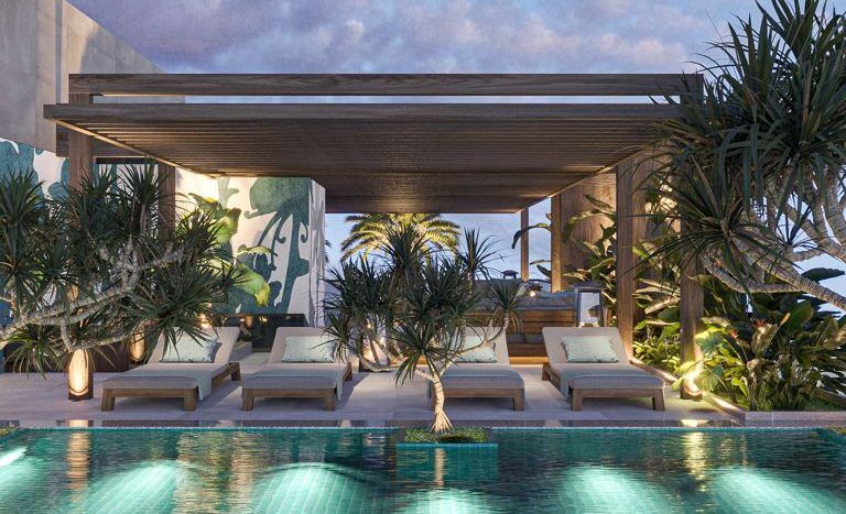 Coin salon luxueux au bord de la piscine au crépuscule dans une villa de Dubaï, doté d'une piscine bleue illuminée entourée de plantes vertes luxuriantes, avec des sièges modernes et élégants sous un auvent en bois.