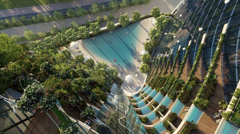 Vue aérienne d'un luxueux toit-terrasse d'une villa à Dubaï, doté d'une piscine incurvée, entourée de plantations luxuriantes, et avec une personne nageant dans l'eau bleu clair.