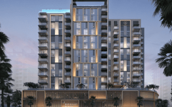 Villa résidentielle moderne à Dubaï éclairée au crépuscule, dotée d'une façade élégante avec une signalisation bien visible « Ellington Berkeley Place » et des balcons aux étages supérieurs.