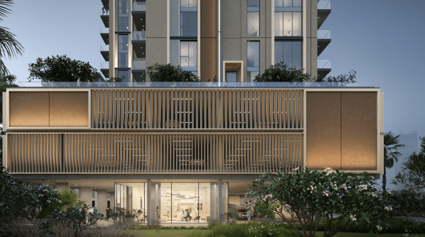 Villa résidentielle moderne à Dubaï au crépuscule, combinant d'élégantes lattes métalliques verticales et de grandes fenêtres en verre, entourées d'une verdure luxuriante.