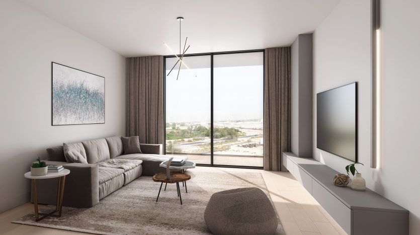 Salon moderne dans une villa de Dubaï avec de grandes fenêtres offrant une vue, comprenant un canapé sectionnel, une télévision, une décoration minimaliste et des tons terre doux.