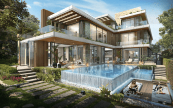 Une luxueuse maison moderne à Dubaï avec de grandes fenêtres en verre et des panneaux en bois, dotée d'une piscine extérieure. Les gens se détendent et les enfants jouent autour de la piscine, entourée d'une verdure luxuriante.
