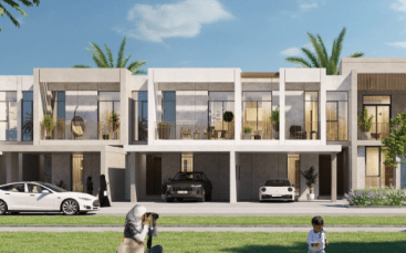 Une rangée contemporaine de maisons de ville à Dubaï par une journée ensoleillée, présentant un design moderne avec balcons et toits plats. Au premier plan, un adulte photographie un enfant jouant avec un ballon de foot sur une pelouse.