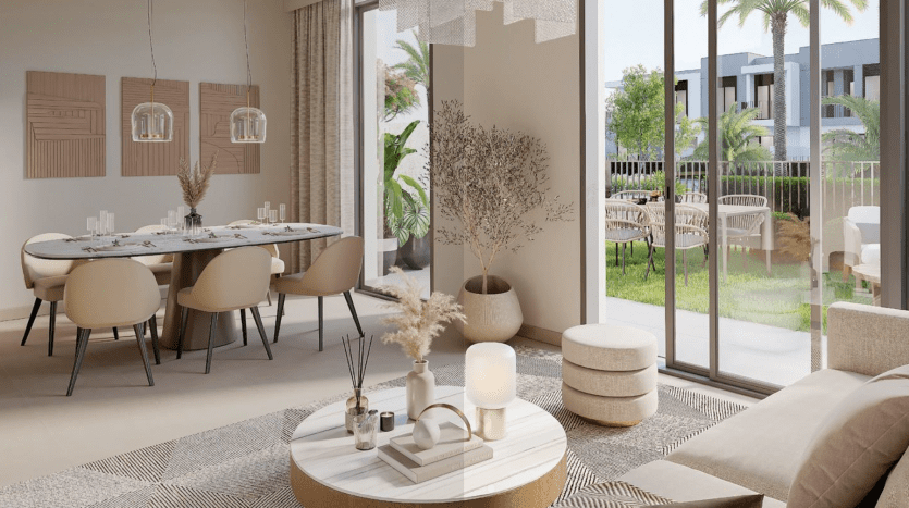 Salle à manger et salon modernes dans une villa de Dubaï avec lumière naturelle, comprenant une table à manger en verre, des chaises beiges, un canapé beige, des tables basses rondes et une vue sur un patio de jardin à travers des portes coulissantes
