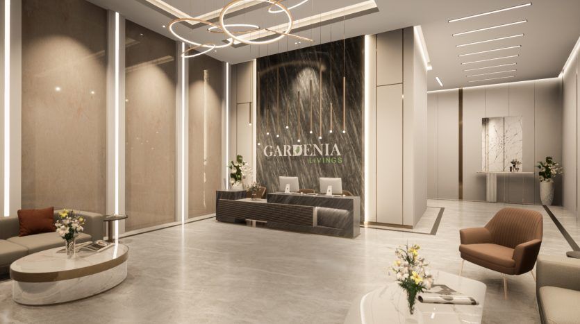 Un hall d'entrée luxueux au design moderne, doté d'élégants canapés, d'un élégant comptoir de réception étiqueté « Gardenia Livings », de plantes décoratives et d'un éclairage sophistiqué idéal pour investir à Dubaï.