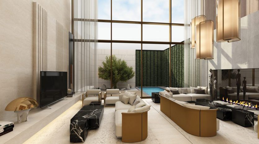 Villa luxueuse à Dubaï avec de grandes fenêtres donnant sur un jardin, dotée de canapés modernes, d'une cheminée élégante et de lampes suspendues élégantes. Un intérieur serein et spacieux avec des tons chauds de terre.