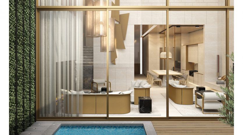 Villa de luxe moderne à Dubaï, vue à travers de grandes fenêtres en verre, montrant un intérieur sophistiqué avec un éclairage chaleureux et un mobilier contemporain, donnant sur une petite piscine bleue.