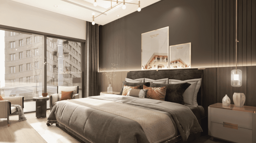 Une chambre moderne et élégante dans une villa de Dubaï comprenant un grand lit avec une literie grise et orange, des murs lambrissés, un éclairage élégant et une vue sur la ville à travers de grandes fenêtres. Le décor comprend des œuvres d'art subtiles