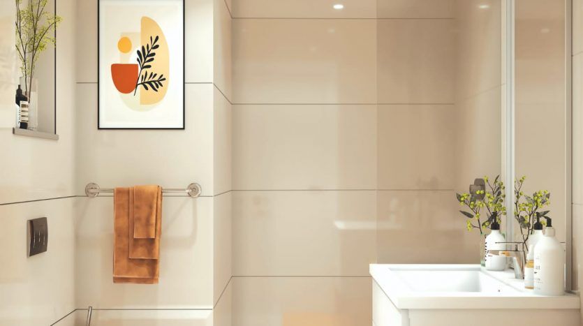 Une salle de bains de villa moderne à Dubaï avec une baignoire, un lavabo et des toilettes blancs, un éclairage chaleureux, des plantes décoratives et une œuvre d'art abstraite encadrée au mur.