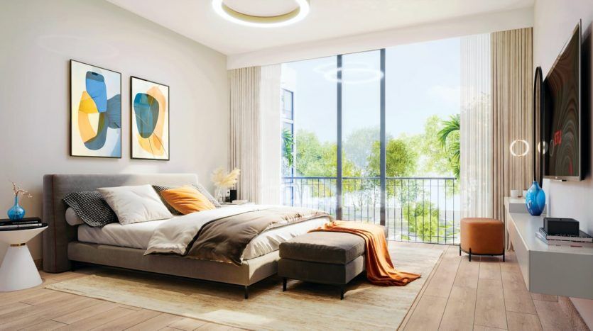 Une chambre lumineuse et aérée dans une villa de Dubaï, comprenant un grand lit avec des draps beiges, des œuvres d'art murales abstraites et une vue sur la verdure à travers des baies vitrées. La chambre est moderne