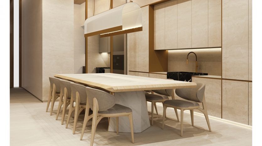 Cuisine et salle à manger modernes dans un appartement de luxe à Dubaï comprenant une grande table en bois, des chaises contemporaines, des suspensions élégantes et des armoires intégrées en bois, avec un sol en pierre polie.