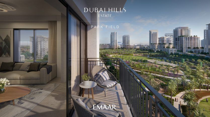 Vue du balcon depuis un appartement de luxe surplombant le parc verdoyant et l'horizon moderne de Dubai Hills Estate, avec un intérieur doté de sièges confortables, parfait pour envisager un investissement à Dubaï.
