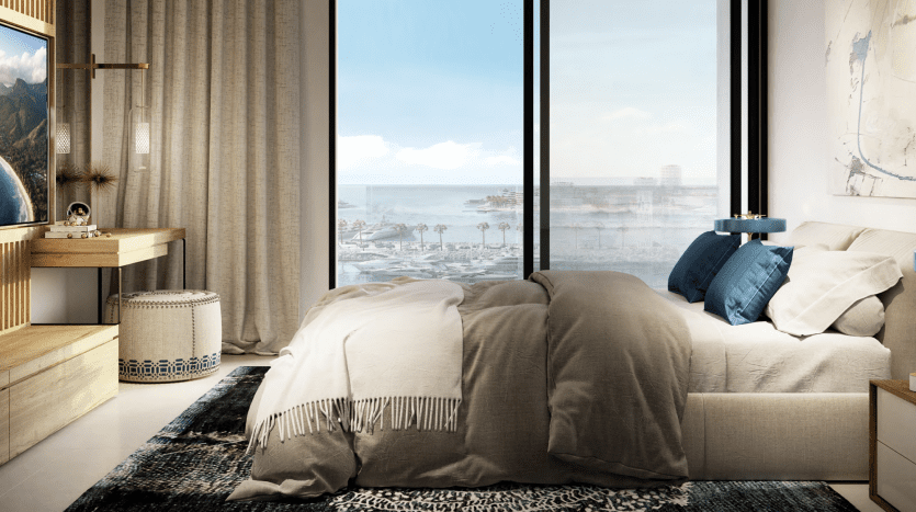 Chambre de villa luxueuse à Dubaï avec grand lit, mobilier en bois et rideaux ouverts donnant sur la mer. Décor artistique et ambiance sereine.
