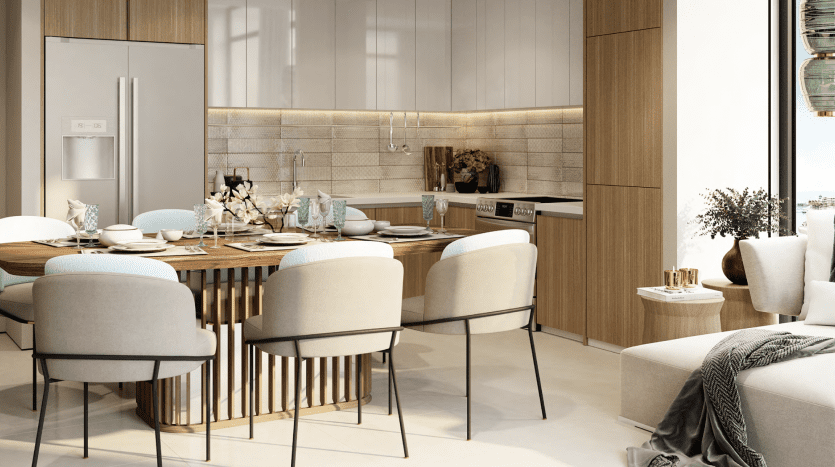 Une cuisine et un coin repas modernes et ouverts dans une villa à Dubaï avec des appareils électroménagers élégants, une table à manger en bois pour six personnes, des suspensions chics et un espace de vie confortable avec un canapé et une couverture