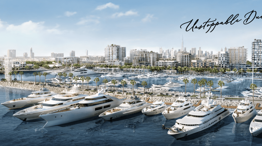 Une marina animée remplie de nombreux yachts et bateaux de luxe dans une eau bleu clair, sur fond de toits de ville modernes sous un ciel clair, avec le texte « investissement Dubaï » écrit