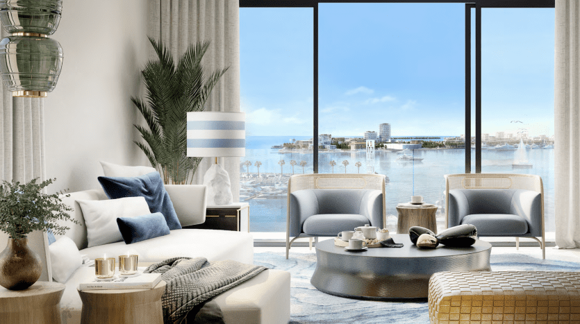 Un salon luxueux dans une villa à Dubaï avec de grandes fenêtres donnant sur un port pittoresque. La chambre dispose de sièges moelleux, d'une table basse moderne et d'une décoration d'inspiration côtière.