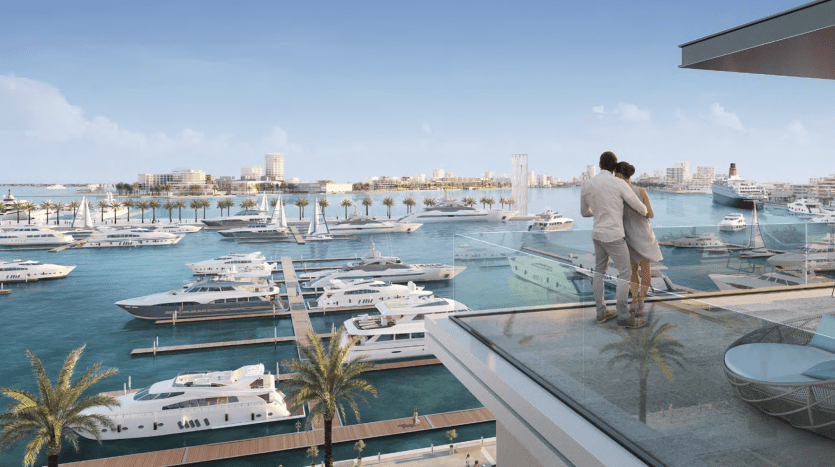 Un couple se tient sur un balcon surplombant une luxueuse marina remplie de yachts, avec un paysage urbain serein et un ciel clair en arrière-plan, mettant en valeur l'immobilier de premier ordre de Dubaï.