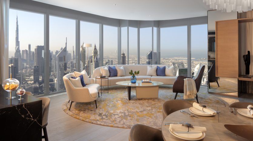 Un salon luxueux avec un mobilier moderne et de grandes fenêtres offrant une vue panoramique sur les toits de Dubaï. La chambre dispose d'un canapé moelleux, d'une décoration élégante et d'un coin repas.