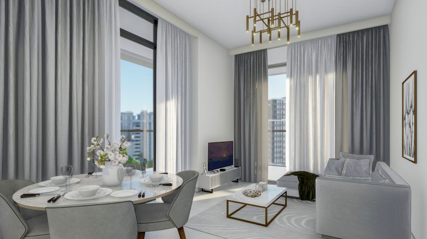 Salon moderne dans un appartement de Dubaï avec une table à manger pour quatre personnes, un canapé, un fauteuil, une télévision et de grandes fenêtres avec vue sur la ville, accentuées par des rideaux gris et une décoration neutre.