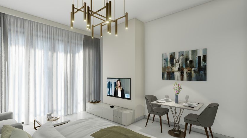 Un studio moderne à Dubaï avec un salon et une salle à manger intégrés, doté d'une grande fenêtre avec des rideaux transparents, d'une télévision, d'un mobilier confortable et de luminaires élégants.