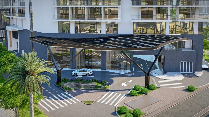 Un abri de voiture moderne avec un toit de panneaux solaires, ombrageant une voiture blanche, situé à l'entrée d'un immeuble contemporain à Dubaï, avec une verdure luxuriante et des palmiers.