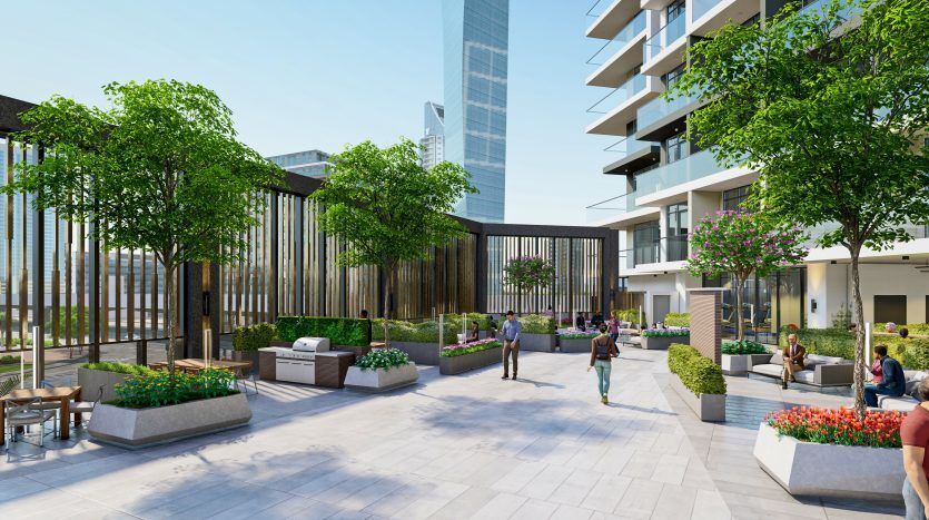 Un jardin urbain animé avec des gens marchant et assis au milieu d'arbres verts luxuriants et de fleurs colorées, entouré de bâtiments modernes dotés de grandes fenêtres, dont une villa de premier plan à Dubaï.