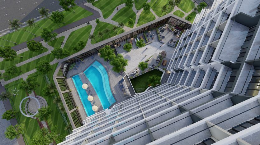 Vue aérienne d'un complexe résidentiel moderne à Dubaï comprenant une piscine extérieure, des jardins paysagers et une cour animée avec des cafés et des gens.