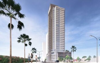 Rendu architectural d'un immeuble résidentiel moderne de grande hauteur à Dubaï sous un ciel clair, entouré de palmiers et de personnes profitant du soleil à l'extérieur.