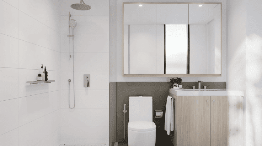 Salle de bain moderne comprenant une douche à l'italienne avec panneau en verre, un meuble vasque en bois avec lavabo, un grand miroir et des toilettes blanches. Des couleurs neutres et des lignes épurées dominent l'espace, idéales pour compléter