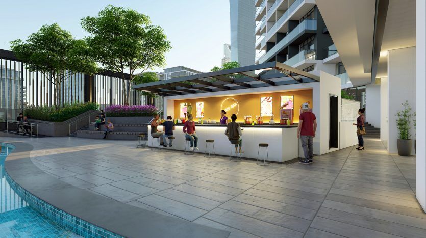 Un kiosque de restauration extérieur au bord de la piscine, rempli de gens assis sur diverses configurations de sièges modernes au crépuscule, dans un cadre urbain de Dubaï.