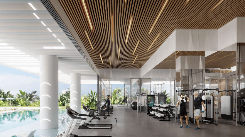 Un intérieur de salle de sport luxueux avec des baies vitrées donnant sur une piscine, doté d'équipements d'exercice modernes et d'un couple discutant. Le plafond est orné de lattes de bois, rehaussant le design élégant de cette villa en