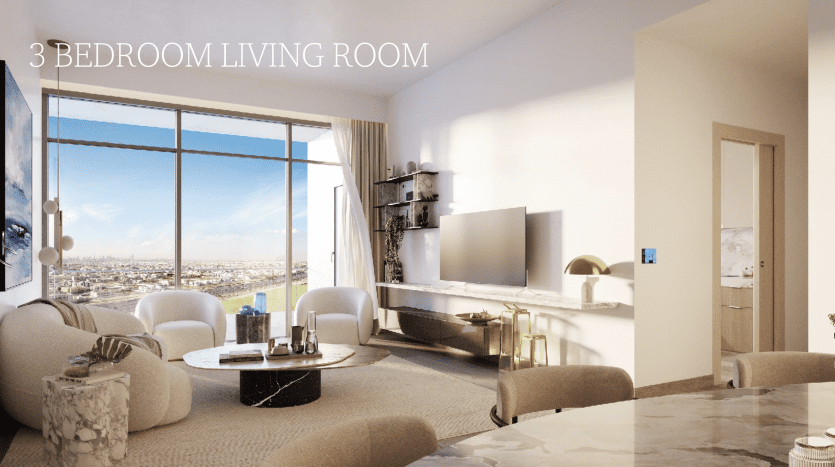 Salon moderne et bien éclairé dans un appartement de 3 chambres à Dubaï, doté de canapés blancs moelleux, d'une table basse noire brillante, d'une grande télévision à écran plat et d'une vue panoramique sur la ville du sol au sol.