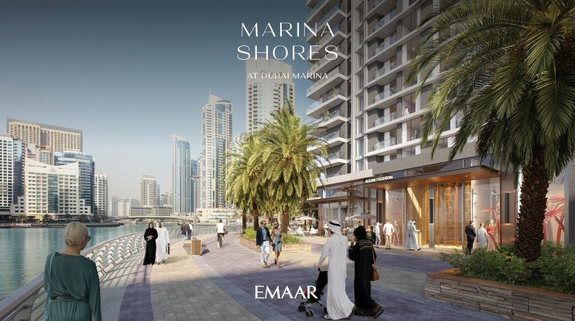 Image promotionnelle des rives de la marina de Dubaï, mettant en valeur une promenade en bord de mer bordée de gratte-ciel modernes et de personnes marchant sous des palmiers, idéale pour investir à Dubaï.