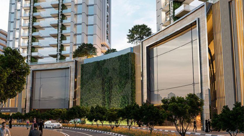 Paysage urbain moderne de Dubaï avec une route courbe bordée de fleurs orange et jaunes, avec des piétons marchant. Les points forts architecturaux comprennent de grands bâtiments avec un mélange de murs végétaux et de grandes façades en verre.
